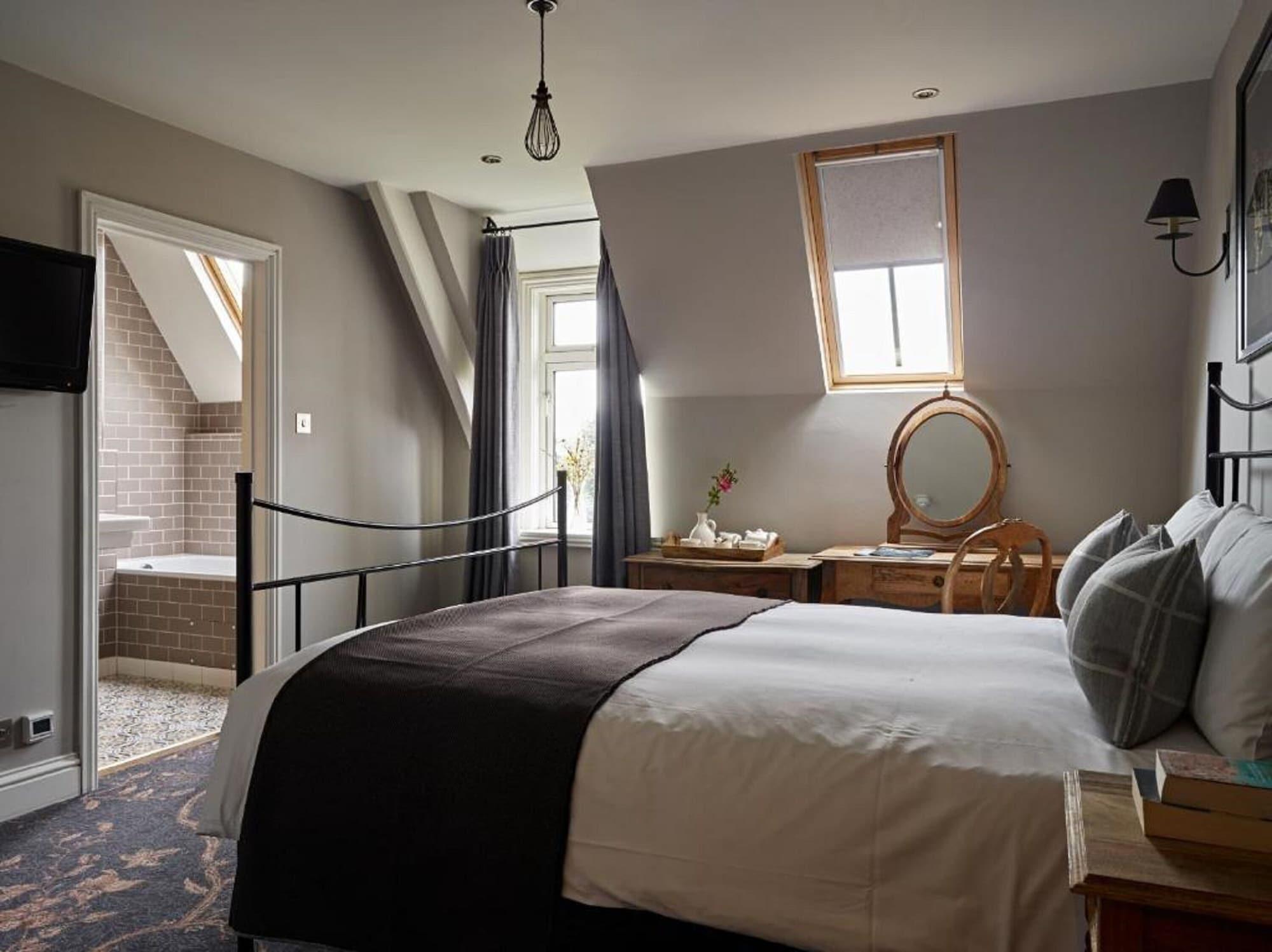 Bed and Breakfast Cotswold Grange Челтнем Екстер'єр фото A bedroom at The Old Bank Hotel