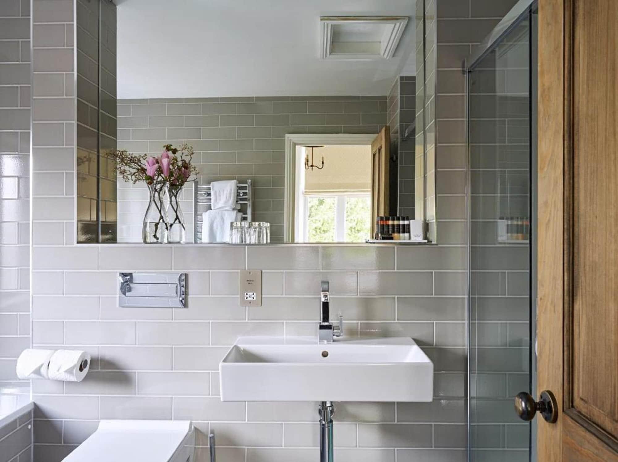 Bed and Breakfast Cotswold Grange Челтнем Екстер'єр фото Bathroom with subway tiles