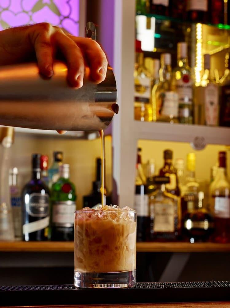 Bed and Breakfast Cotswold Grange Челтнем Екстер'єр фото A bartender pouring a White Russian