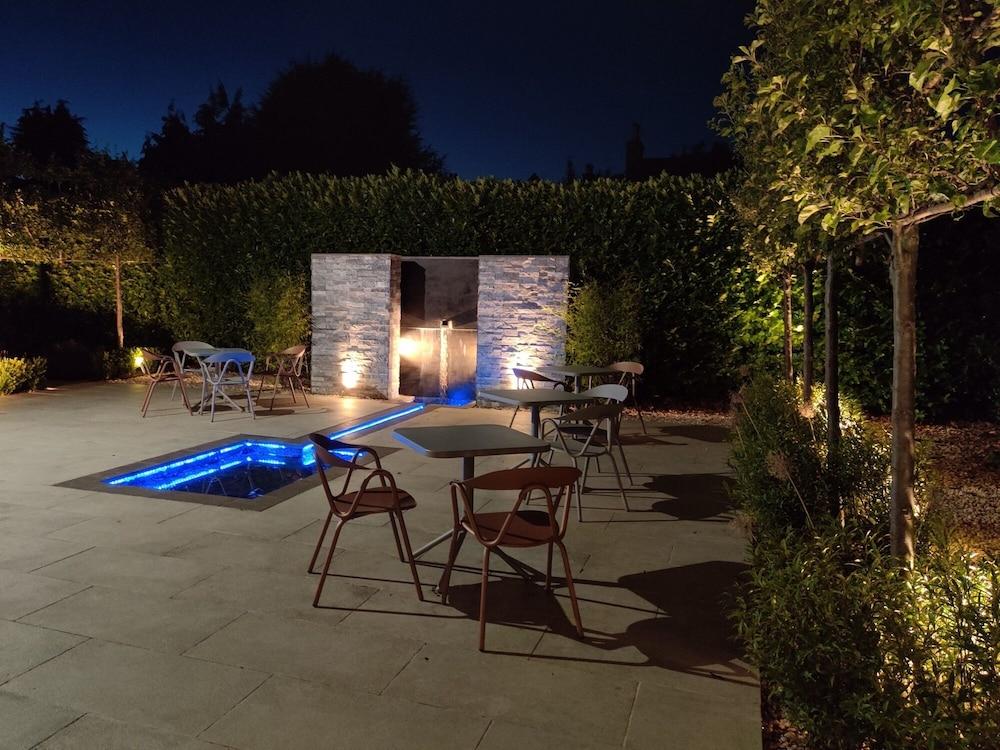 Bed and Breakfast Cotswold Grange Челтнем Екстер'єр фото The garden at night