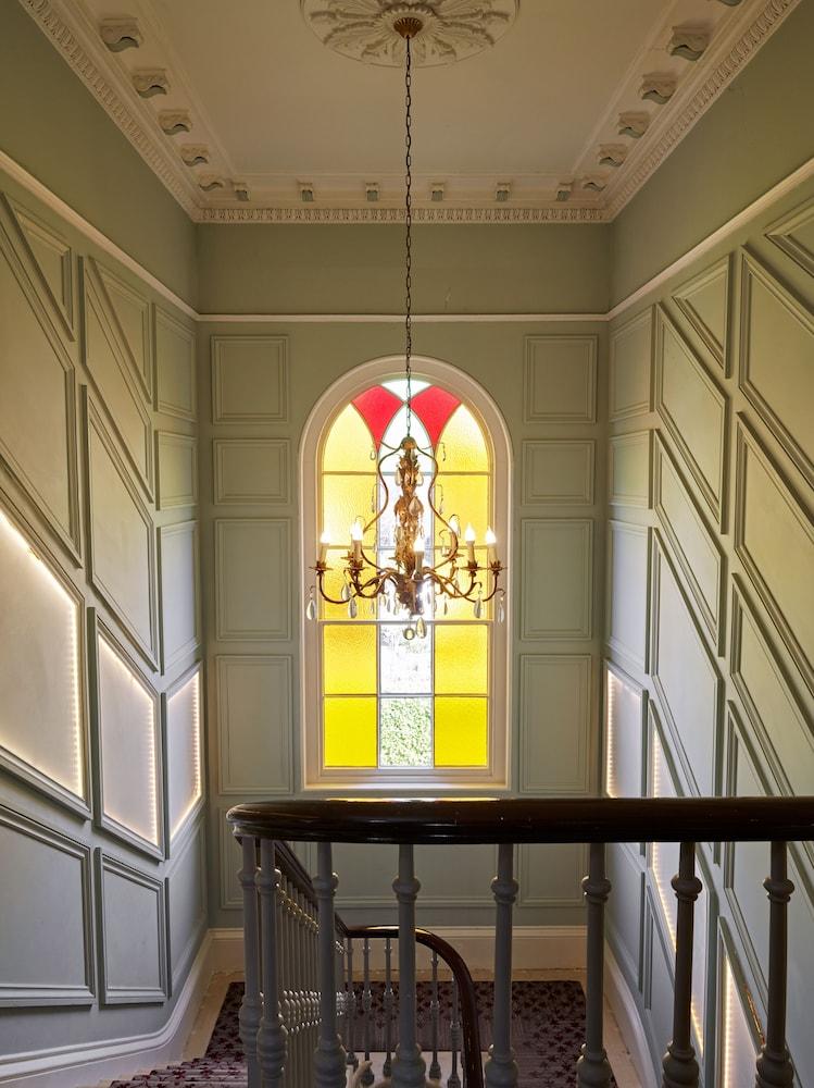 Bed and Breakfast Cotswold Grange Челтнем Екстер'єр фото The staircase