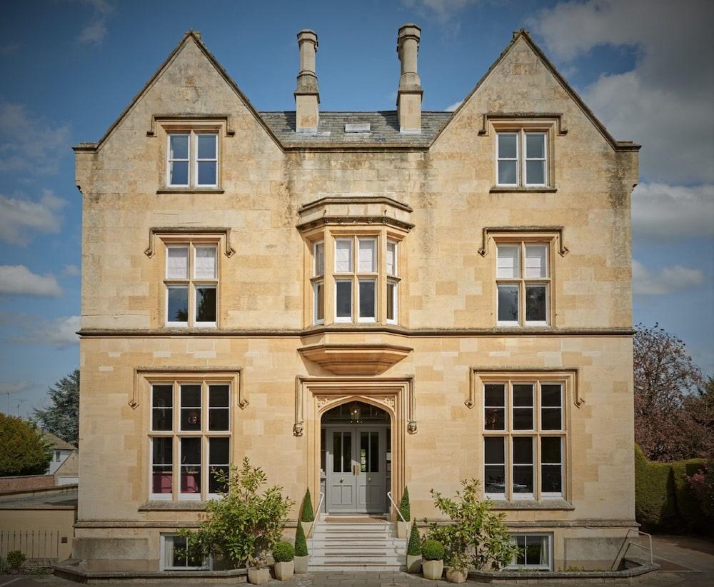 Bed and Breakfast Cotswold Grange Челтнем Екстер'єр фото The main entrance of the school