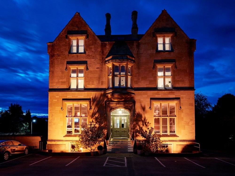 Bed and Breakfast Cotswold Grange Челтнем Екстер'єр фото The Old Rectory, at night