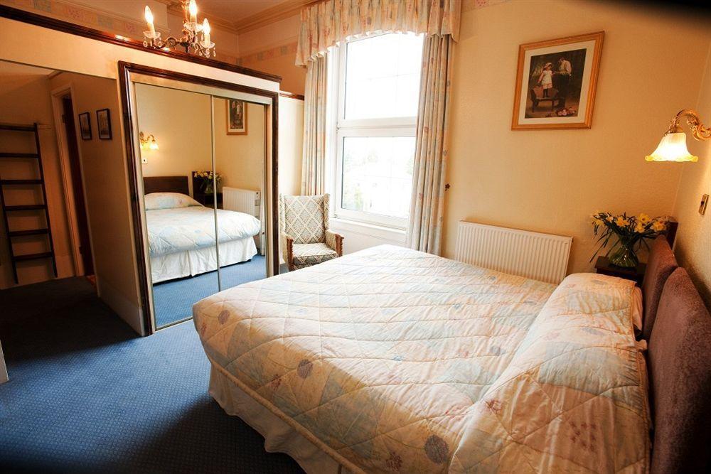 Bed and Breakfast Cotswold Grange Челтнем Екстер'єр фото A bedroom at the hotel