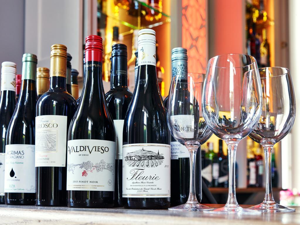 Bed and Breakfast Cotswold Grange Челтнем Екстер'єр фото Wine bottles