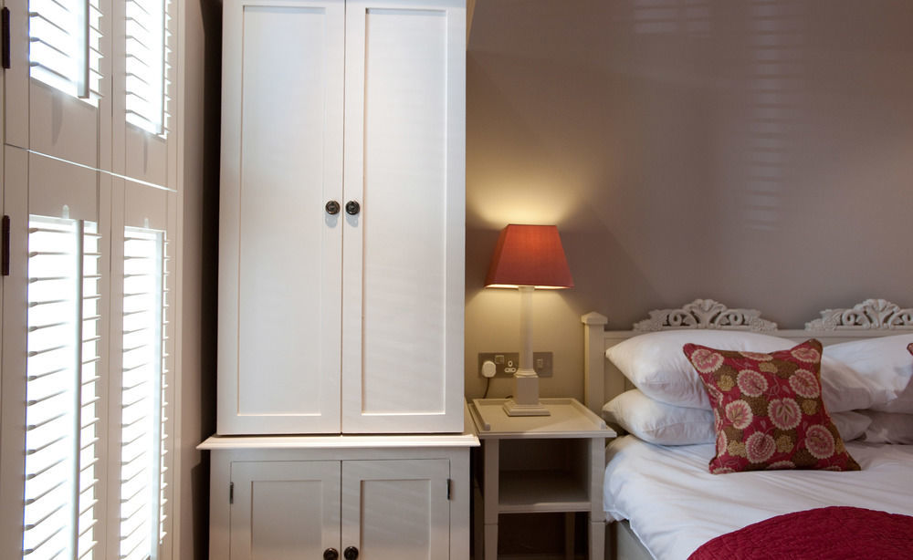 Bed and Breakfast Cotswold Grange Челтнем Екстер'єр фото A bedroom at the hotel