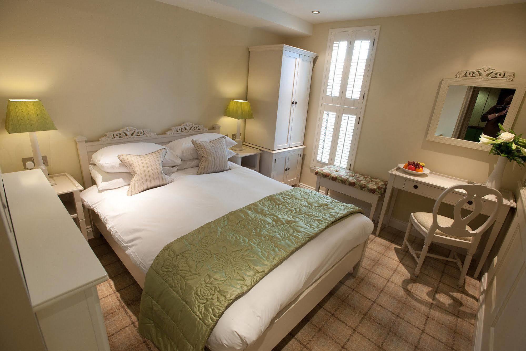 Bed and Breakfast Cotswold Grange Челтнем Екстер'єр фото A bedroom at The Old Vicarage