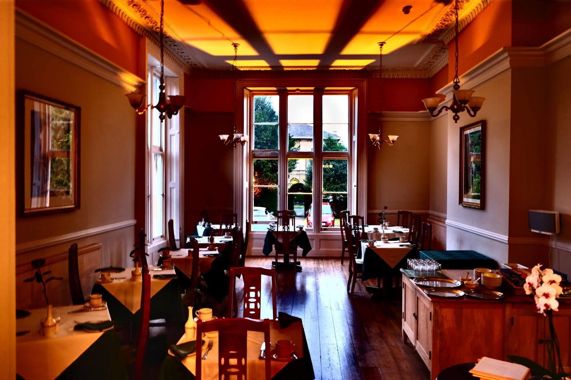 Bed and Breakfast Cotswold Grange Челтнем Екстер'єр фото The restaurant at the 1886 Crescent Hotel