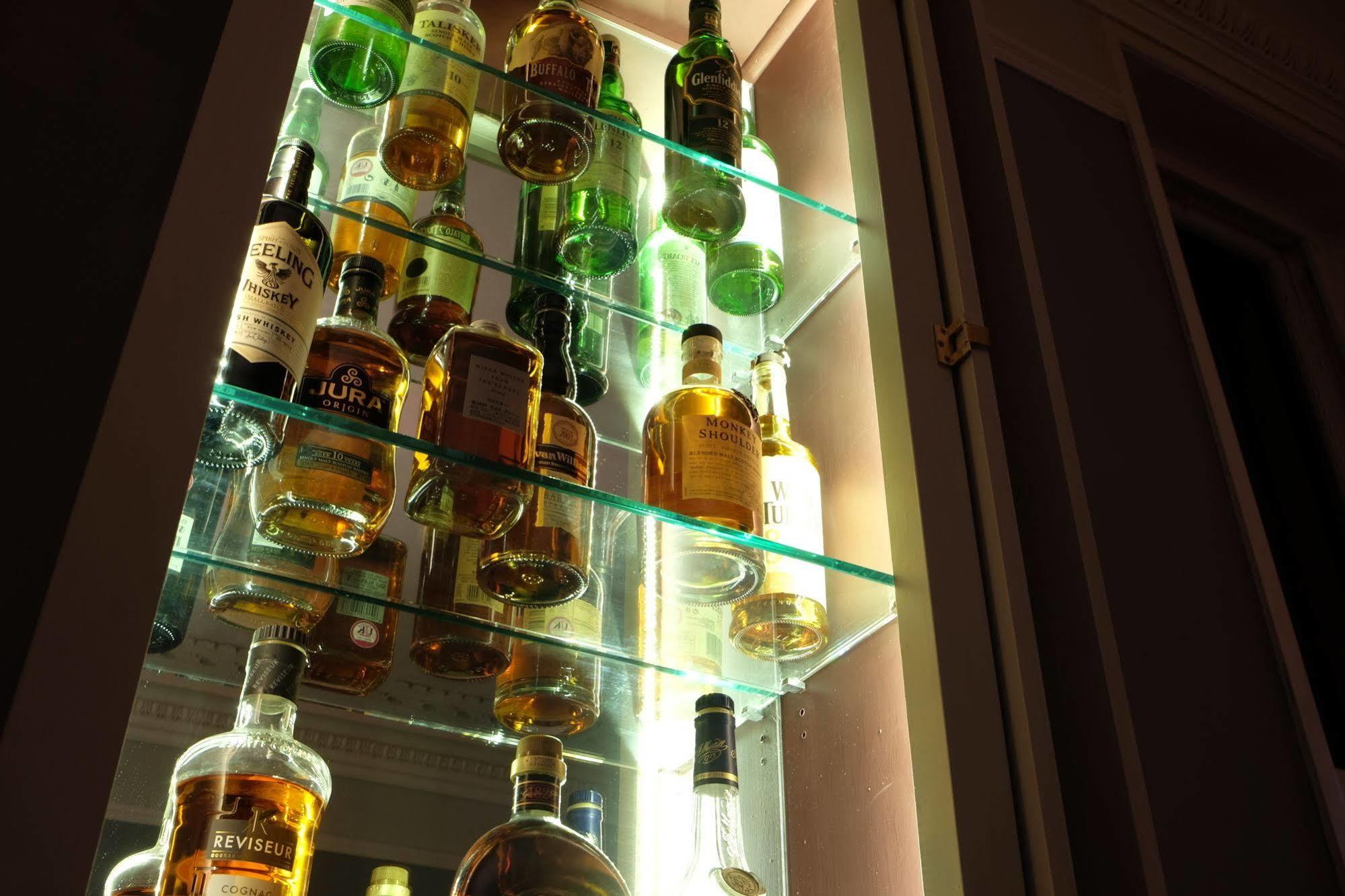 Bed and Breakfast Cotswold Grange Челтнем Екстер'єр фото A selection of Scotch whiskies