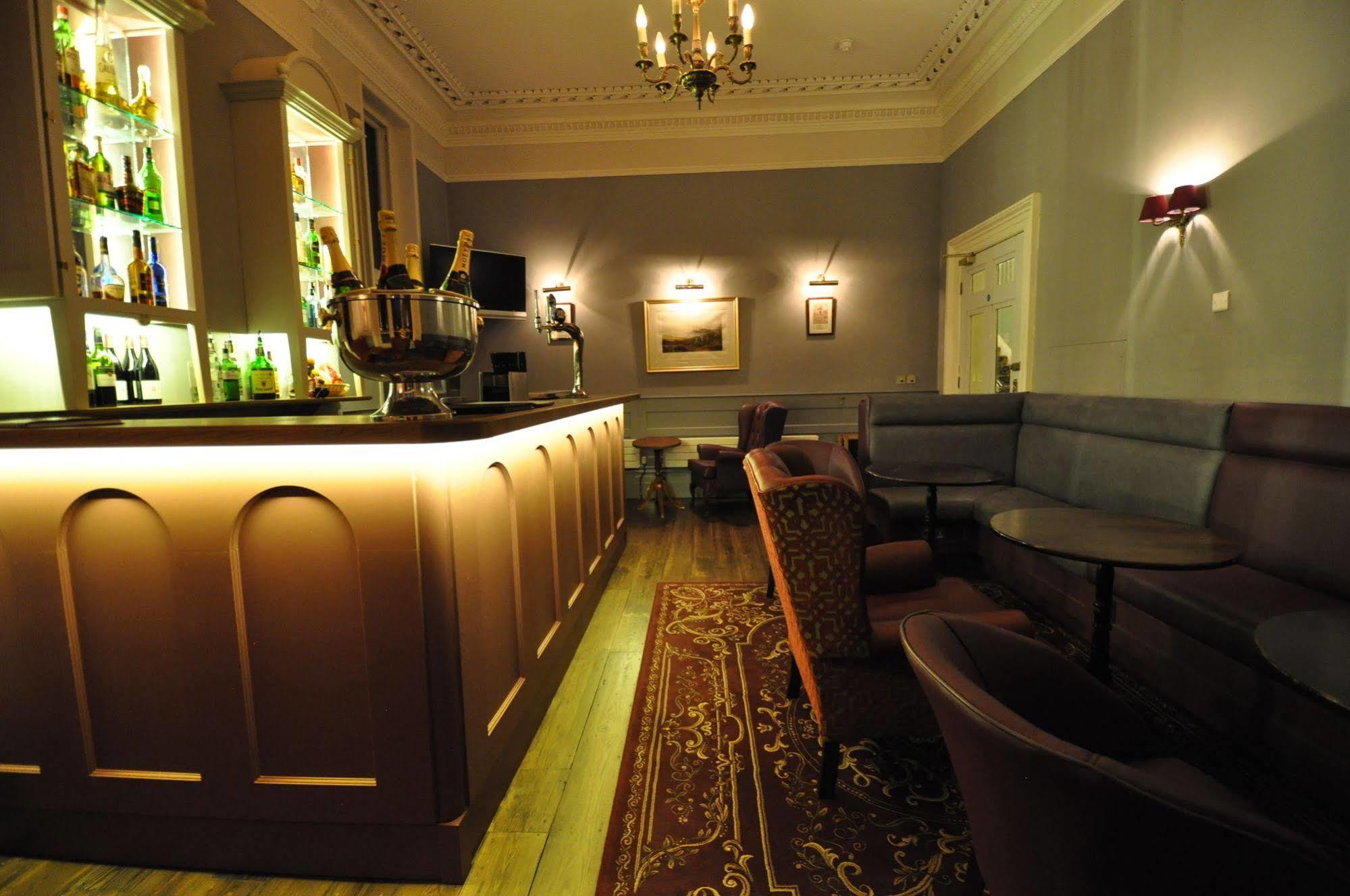 Bed and Breakfast Cotswold Grange Челтнем Екстер'єр фото The bar at the hotel
