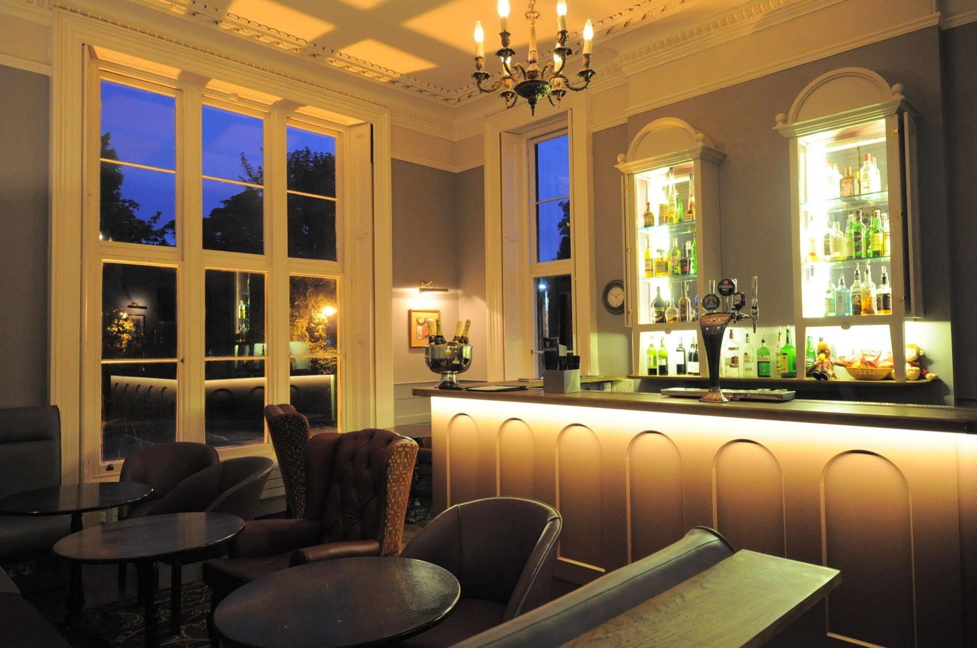 Bed and Breakfast Cotswold Grange Челтнем Екстер'єр фото The bar at the hotel