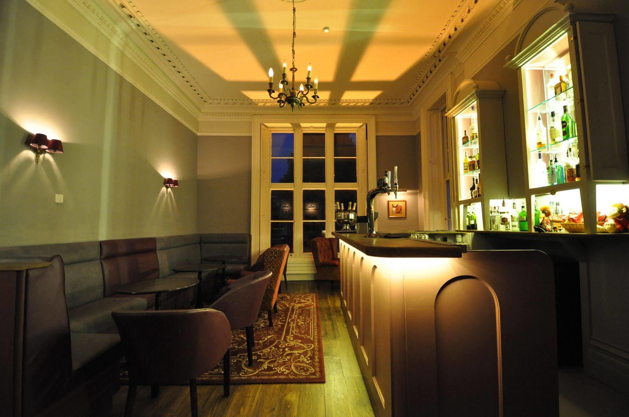 Bed and Breakfast Cotswold Grange Челтнем Екстер'єр фото The bar at the 2007–2011 premises