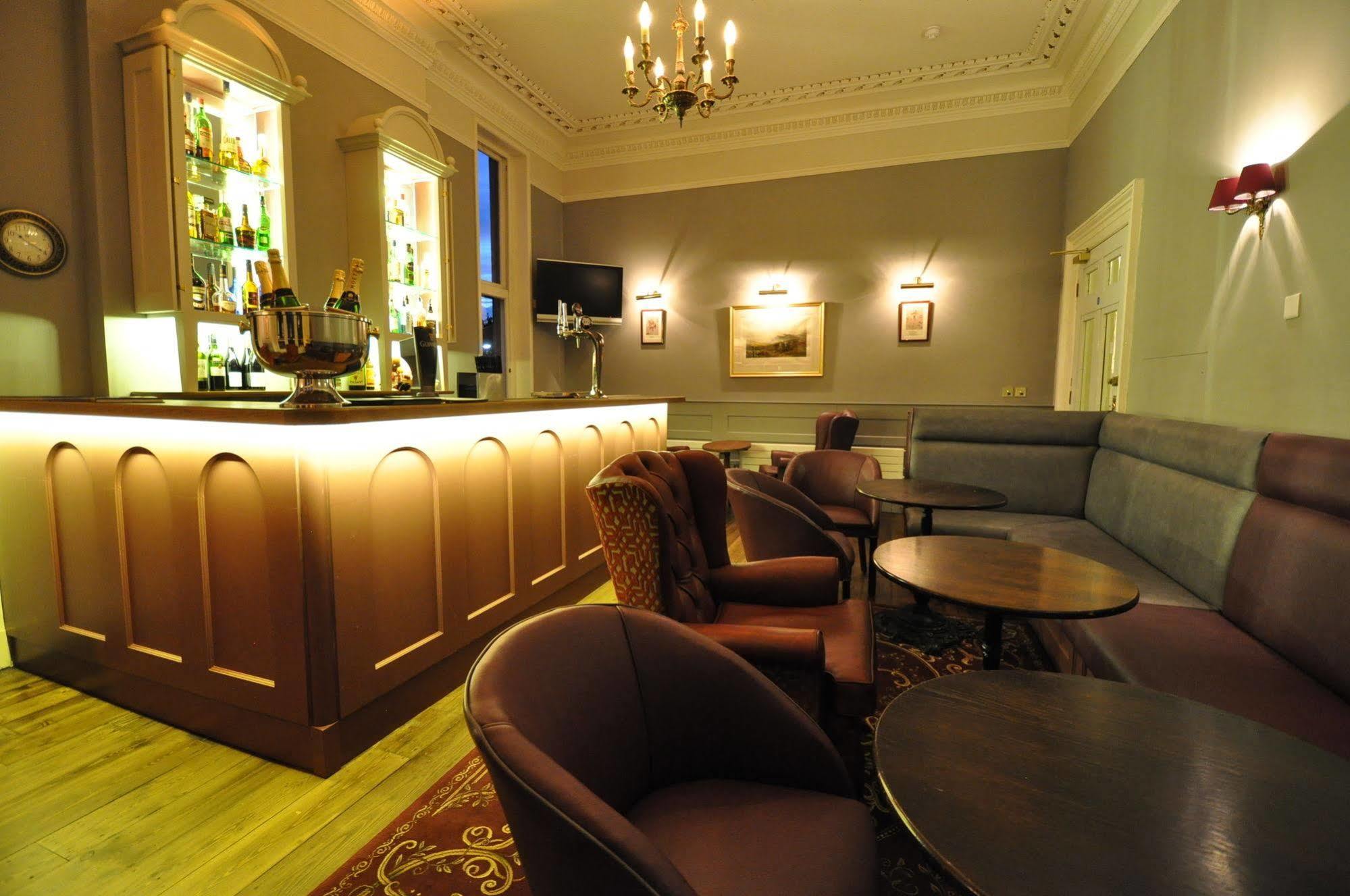 Bed and Breakfast Cotswold Grange Челтнем Екстер'єр фото The bar at the hotel