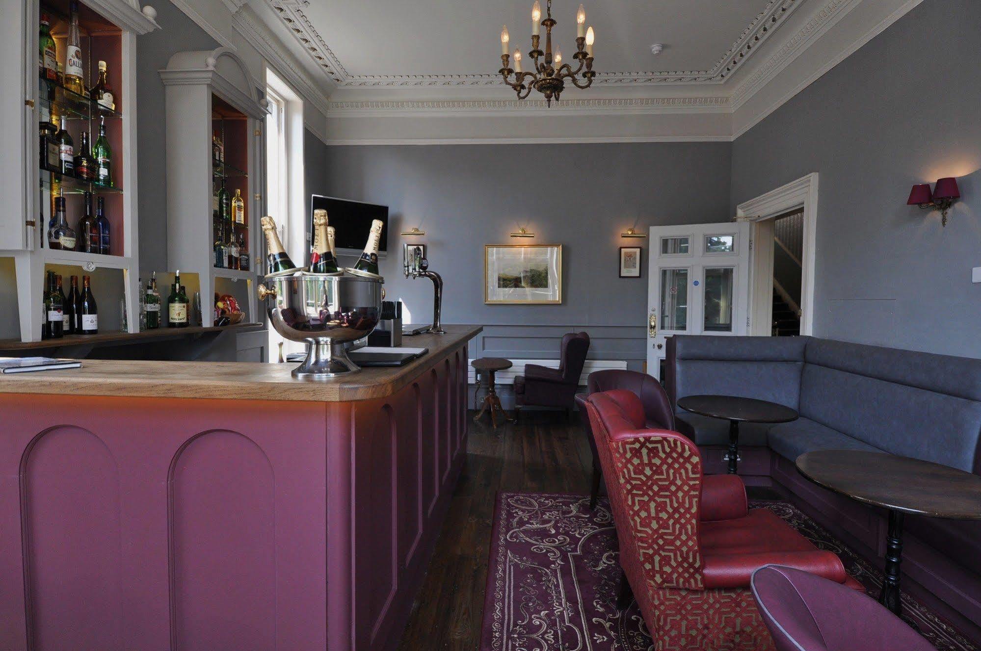 Bed and Breakfast Cotswold Grange Челтнем Екстер'єр фото The bar at the hotel