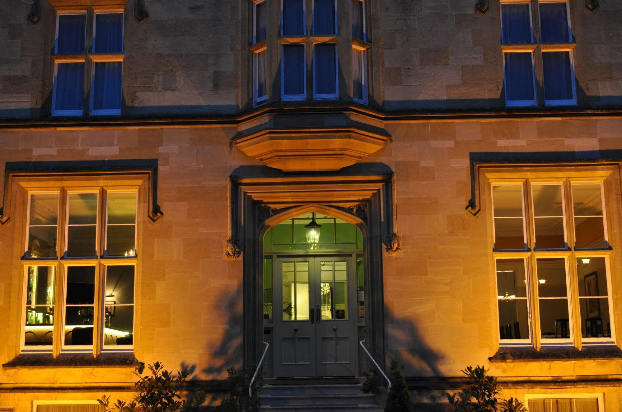 Bed and Breakfast Cotswold Grange Челтнем Екстер'єр фото The entrance to the main building