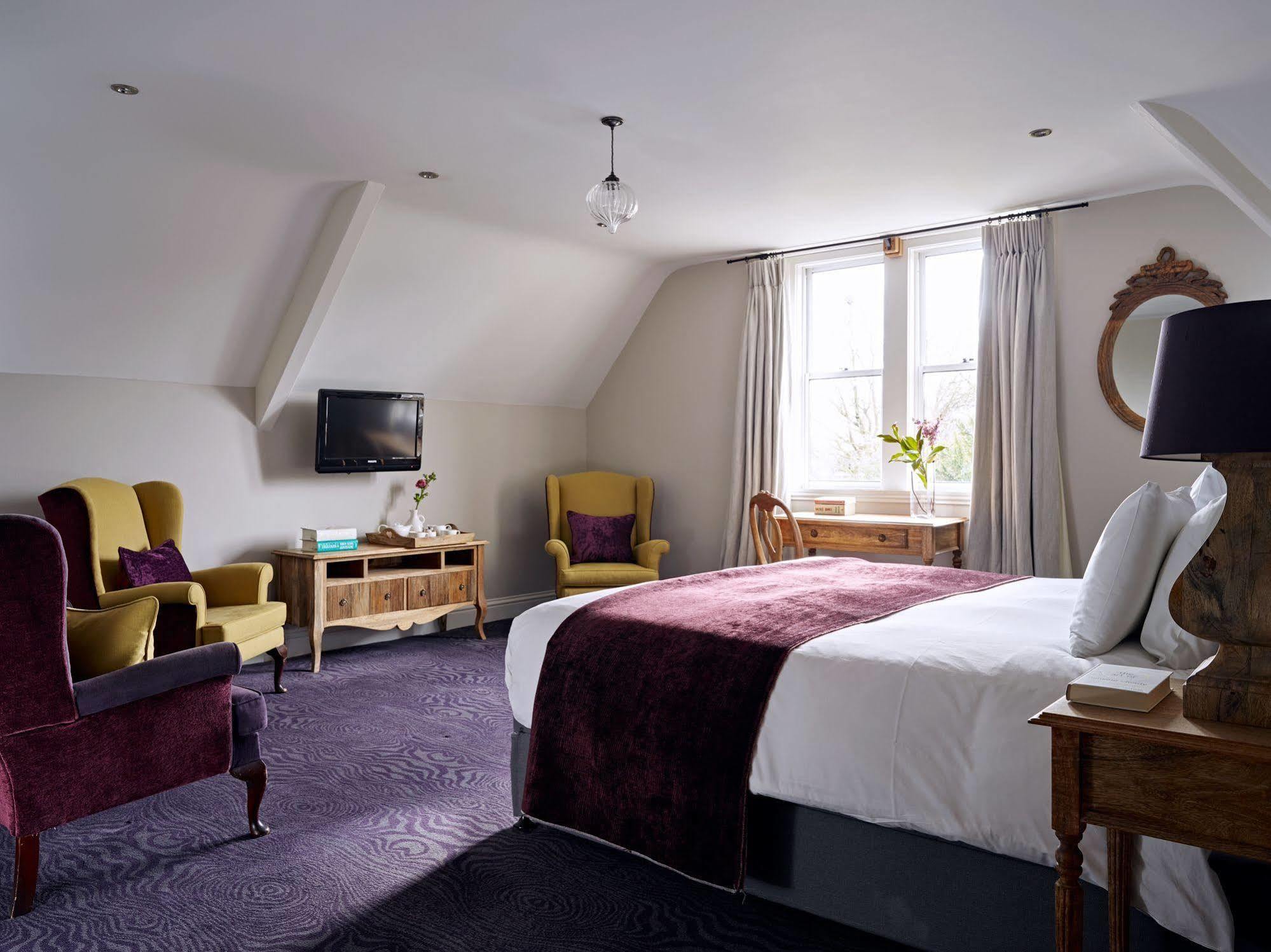Bed and Breakfast Cotswold Grange Челтнем Екстер'єр фото A bedroom at The Swan Hotel