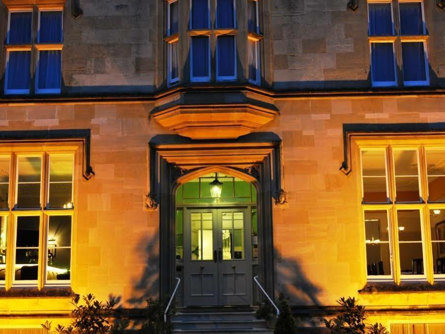 Bed and Breakfast Cotswold Grange Челтнем Екстер'єр фото The entrance to the main building
